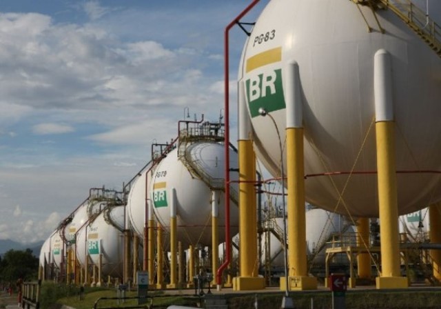 Petrobras anuncia novo corte nos preços dos combustíveis e gasolina pode despencar 15 centavos