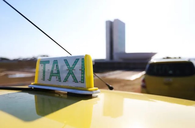 Auxílio de R$ 1.000 será pago a 245 mil taxistas nesta terça-feira (16)