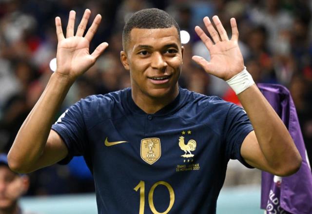 Mbappé se torna o 2º jogador a marcar hat-trick em final de Copa