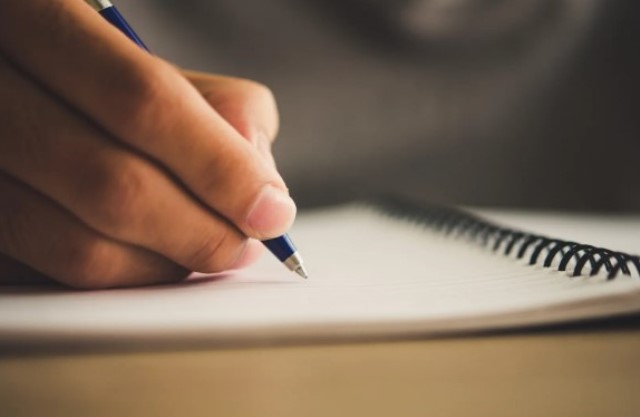 63% da população preta e parda entre 15 e 64 anos é analfabeta no Brasil