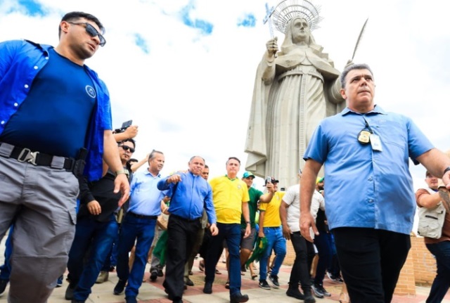 “Vocês me ajudaram em tudo”, diz Bolsonaro ao reencontrar equipe médica em Santa Cruz