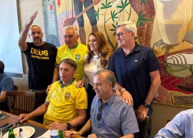 Representando Paulinho Freire, Nina Souza deu as chaves de Natal a Jair e reforçou novos convites: “venha mais vezes!”