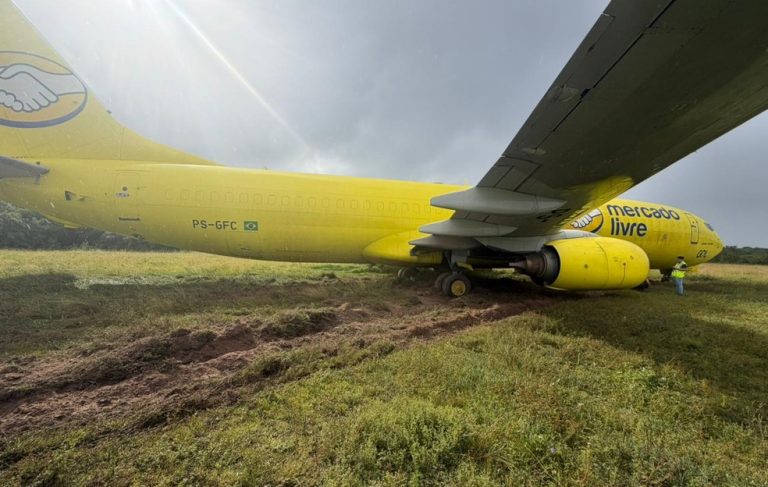 Avião cargueiro da Gol sai da pista após pouso em Salvador